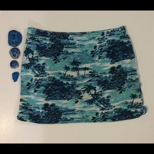 Express woman’s L turquoise print stretch skirt.